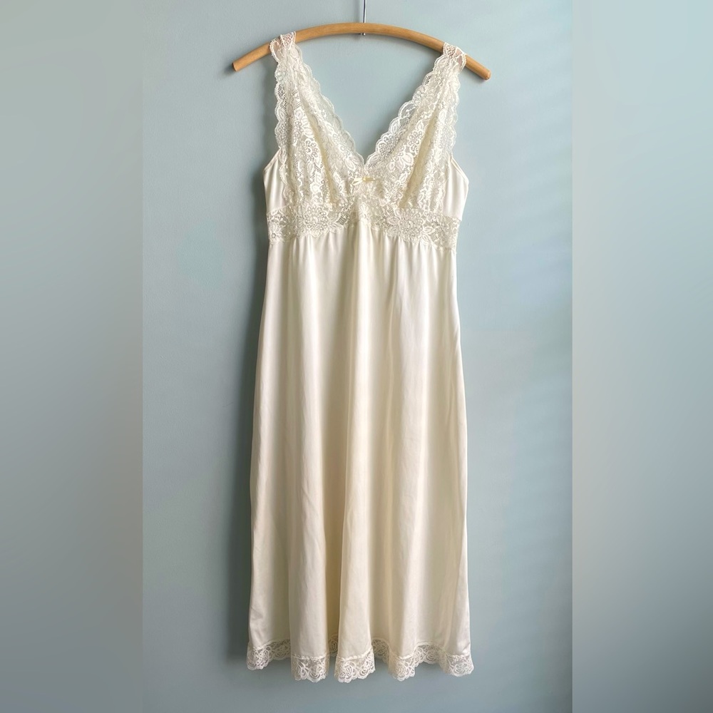 Vintage, Excellent Condition, Shadowline Slipdress, with Lace Bodice, size S
